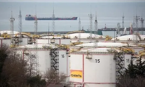 Trước 'giờ G' lệnh trừng phạt khắc nghiệt từ Mỹ, dầu Nga vẫn lênh đênh trên biển, chưa có 'bến đỗ'