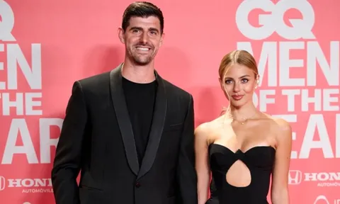 Vợ Courtois gây sốt