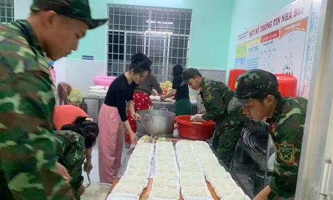 Hàng chục bếp cơm dã chiến tiếp sức bà con vùng lũ