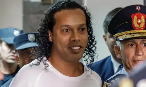 Hé lộ của Ronaldinho về giai đoạn ngồi tù