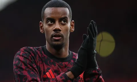 125 triệu bảng và bóng đen đang phủ lên Isak