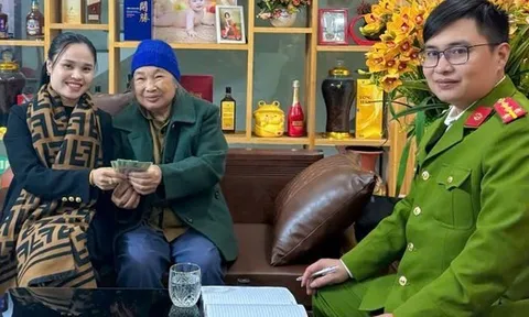 Bà cụ U80 nhờ chuyển khoản 2,5 triệu đồng làm "sổ hộ nghèo", người phụ nữ nhất quyết không giúp và báo công an