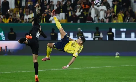 Ronaldo lại khiến fan phát cuồng với siêu phẩm ngả bàn đèn