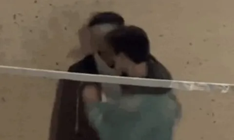 Nam diễn viên nổi tiếng bị bạn diễn 'tác động vật lý' ngã dúi dụi phải nhập viện