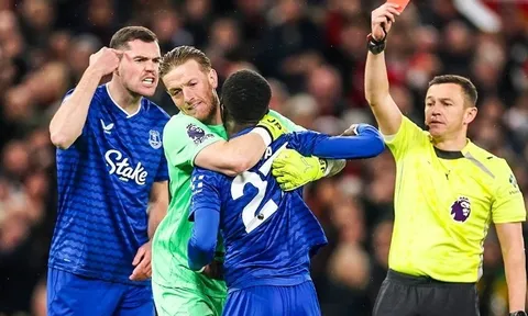 Thẻ đỏ hy hữu trong trận thua của MU