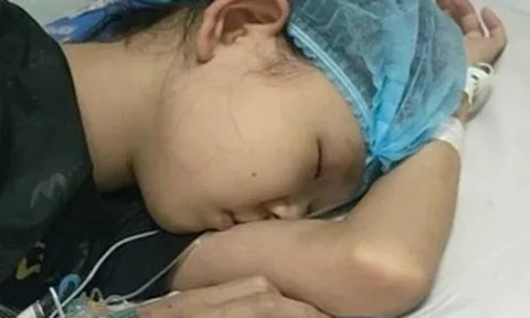 Cô bé lớp 6 và trang vở ước mơ nhuốm màu ung thư