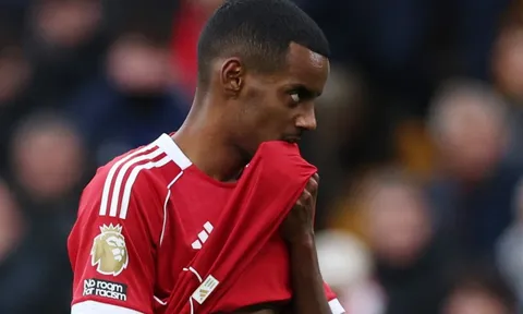 Gary Neville chỉ trúng tim đen Liverpool