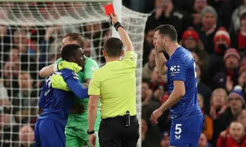 Chuyện gì thật sự xảy ra khi Gueye tát đồng đội