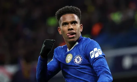 Estevao đi vào lịch sử Champions League