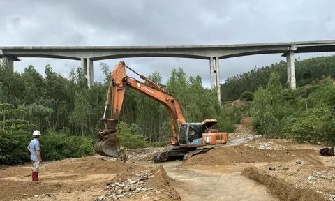 Khẩn trương thông tuyến giao thông huyết mạch, chủ động ứng phó bão số 15