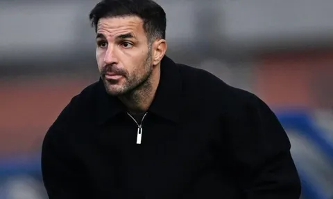 HLV Fabregas lại trở thành hiện tượng