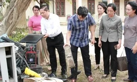 Thứ trưởng Lê Tấn Dũng thăm, động viên trường học vùng bão lũ tại Đắk Lắk