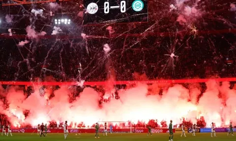 Cảnh tượng điên rồ ở bóng đá Hà Lan