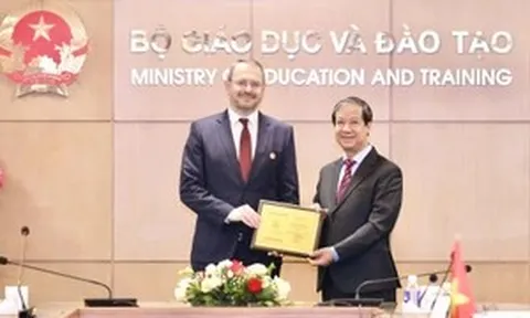 Trao Kỷ niệm chương Vì sự nghiệp Giáo dục cho Thứ trưởng Mogilevsky Konstantin Ilyich