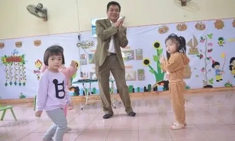 Những 'ông bố' mầm non giữa đại ngàn: Ngôi trường từ mồ hôi, nước mắt người thầy