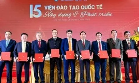Trên 98% sinh viên Chương trình mỗi bên cấp một bằng cử nhân có việc làm