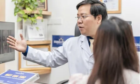 Cô gái đỏ rát mặt những ngày Hà Nội mù mịt bụi mịn 0