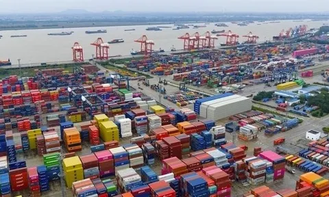 Bất chấp thuế quan Mỹ, xuất khẩu của Trung Quốc vẫn 'lội ngược dòng' ngoạn mục