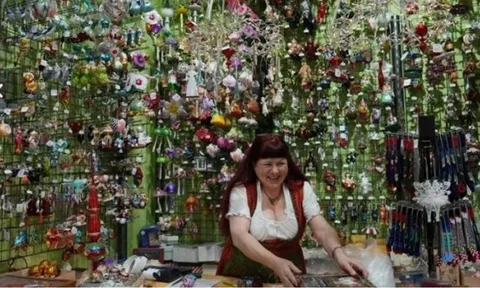 Thế giới kỳ diệu mùa lễ hội quanh năm trong cửa hàng trang trí Giáng sinh