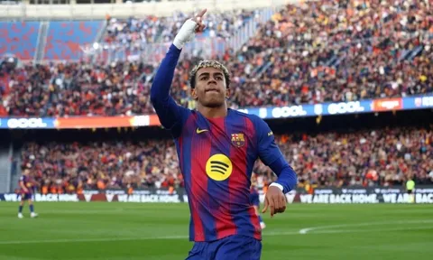 Thần đồng Barcelona tạo cơn sốt với video đời thường