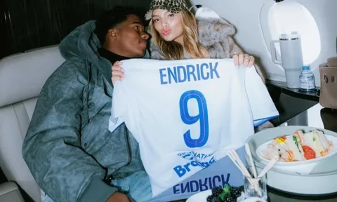 Endrick cùng vợ đến Lyon