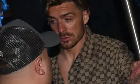 Grealish rời câu lạc bộ thoát y lúc 4h