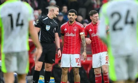 Quyết định gây phẫn nộ giúp Man City thắng trận