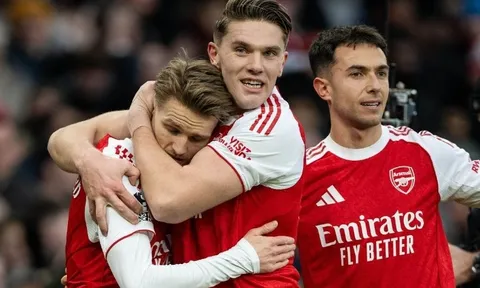 Arsenal chiếm lại ngôi đầu Premier League