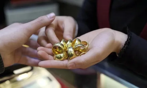 Giá vàng tăng mạnh, vì sao nhiều người nắm giữ mà vẫn run tay?