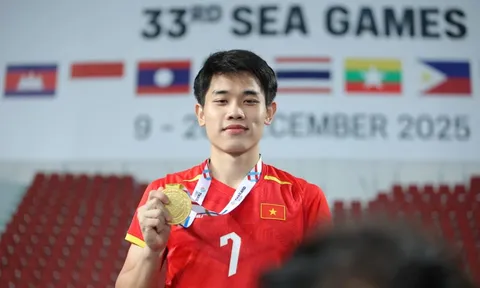 Hành động đẹp của Đình Bắc, Thùy Trang sau gala Quả bóng vàng