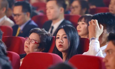 'Hot girl' tuyển Việt Nam gây chú ý ở gala Quả bóng vàng 2025