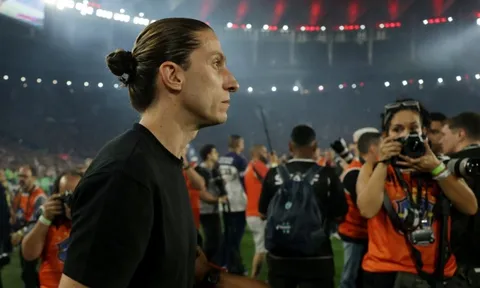 HLV Filipe Luis bị tố tham tiền