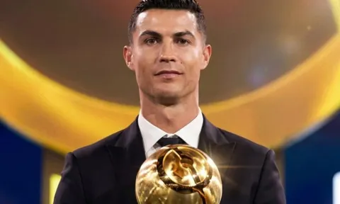 Ronaldo hoàn tất hat-trick giải thưởng