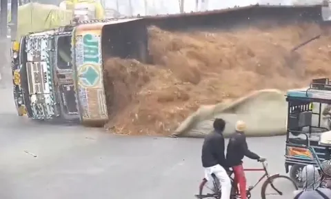 Xe tải lật nghiêng đè trúng ô tô con, tài xế tử vong thương tâm