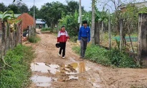 Gian nan mở lớp xóa mù chữ ở Ea Ô, Đắk Lắk: Vận động ra lớp khó hơn cả lên rẫy