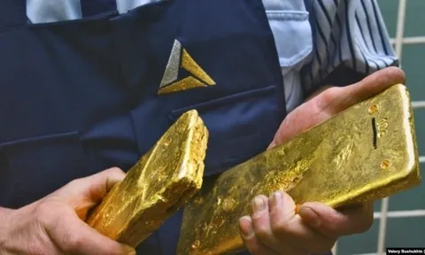 Giá vàng hôm nay 30/12/2025 giảm 'không phanh', có thực sự đạt 4.900 USD trong năm 2026; Giá bạc tăng 167%, lần đầu vượt 80 USD