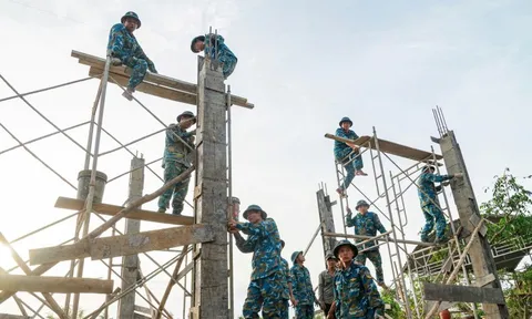 Trung đoàn 910 thần tốc thực hiện 'Chiến dịch Quang Trung', mang mái ấm đến với bà con vùng lũ