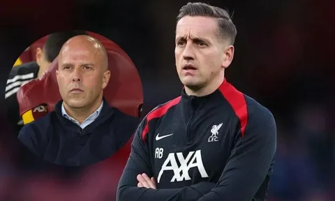 Trợ lý HLV Slot bị Liverpool sa thải