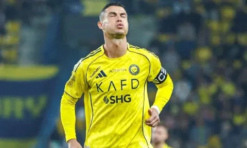 Ronaldo ghi bàn bằng lưng