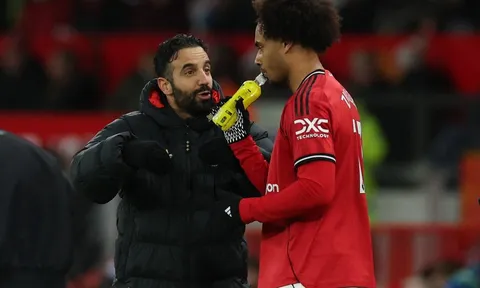 CĐV MU bắt đầu quay lưng với Amorim