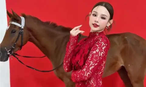 Huyền Baby diện áo dài ren rạng rỡ đón năm mới