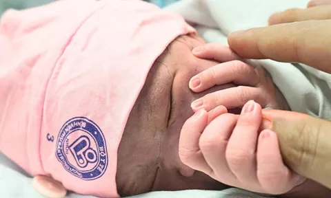 Khoảnh khắc xúc động đón em bé chào đời đúng giây phút giao thừa 2026 0