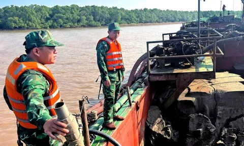 Bắt giữ 3 tàu chở 700m3 cát lậu ngoài biển vào nội địa