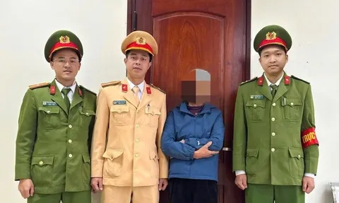 Người phụ nữ gửi 112 triệu vào một tài khoản, chuẩn bị ký giấy chuyển tiền thì nhân viên Vietcombank, Công an xã, Cảnh sát giao thông cùng ngăn lại