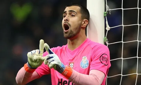 Cú đá vui của thủ môn Bồ Đào Nha khiến mạng xã hội xôn xao