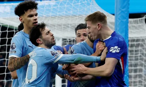 Cảnh hỗn loạn trong trận đấu của Man City với Chelsea