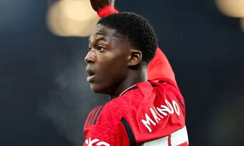 Chị gái Mainoo ăn mừng