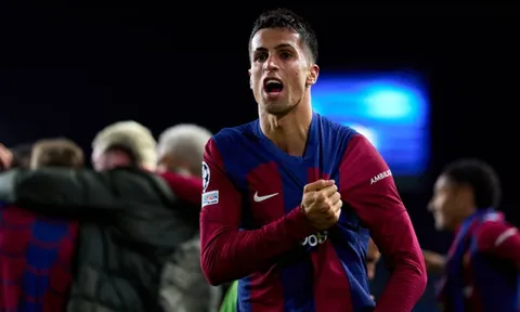 Cancelo chờ Barcelona trong những giờ quyết định