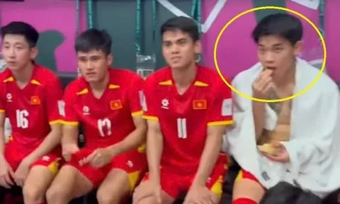 Đình Bắc 'không rời tay' khỏi quả táo