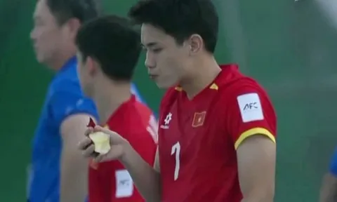 Khoảnh khắc Đình Bắc ăn táo gây sốt